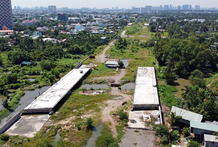 [Caption]Công trường Vành đai 2 từ đường Phạm Văn Đồng đến nút giao Gò Dưa, TP Thủ Đức, ngưng thi công hồi cuối năm 2020