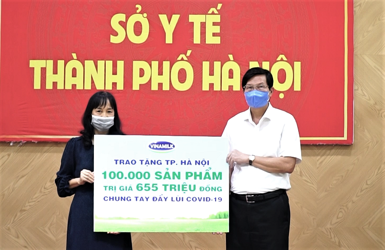 Gần 100.000 sản phẩm, tương đương hơn 655 triệu đồng đã được Vinamilk trao tặng đại diện Sở Y tế TP. Hà Nội