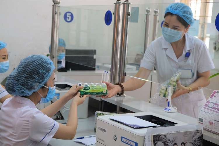 Sản phẩm Vinamilk đã kịp thời “tiếp sức” cho các cán bộ y tế tại Bệnh viện Đa khoa Hà Đông