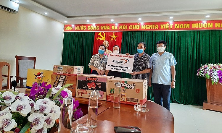 Đại diện Công ty Masan Consumer trao tặng các sản phẩm của Công ty cho đại diện UBND Huyện Quế Phong, Nghệ Ann]