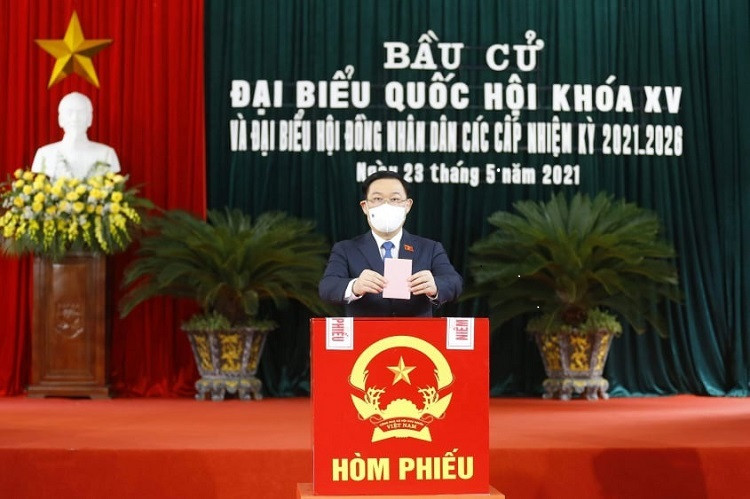 [Caption]Chủ tịch Quốc hội Vương Đình Huệ đã bỏ lá phiếu đầu tiên tại điểm bầu cử số 1, TT. An Lão Hải Phòng