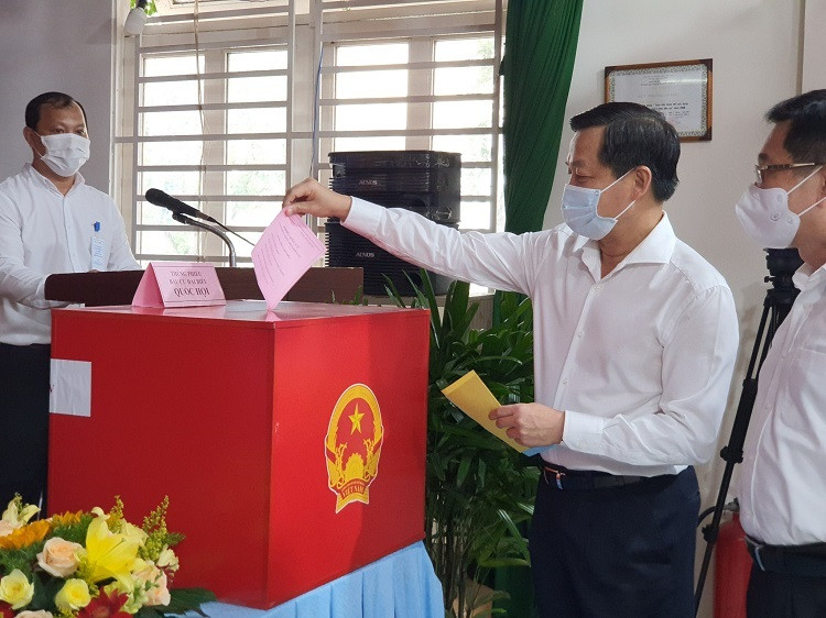 Phó thủ tướng Lê Minh Khái cũng thực hiện bỏ lá phiếu bầu cử đầu tiên
