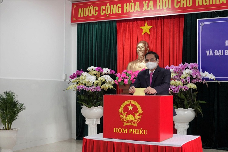Thủ tướng Phạm Minh Chính bỏ lá phiếu bầu cử vào thùng phiếu