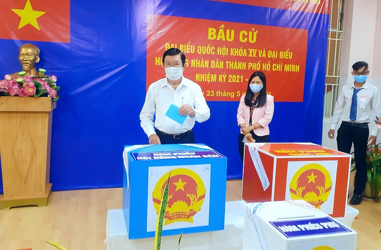 Nguyên Chủ tịch nước Trương Tấn Sang bỏ phiếu tại Q. 1, TP.HCM
