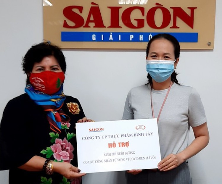 Doanh nhân Lê Thị Giàu nhận bảo trợ cho con nữ công nhân tử vong do Covid-19