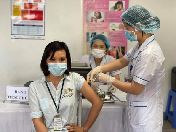 [Caption] Trong năm 2021, Bộ Y tế đặt mục tiêu Việt Nam sẽ đạt được miễn dịch cộng đồng