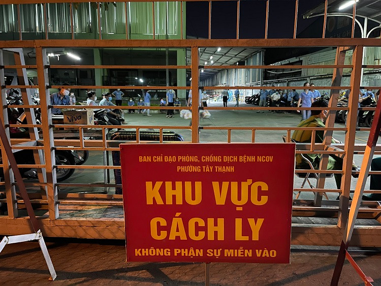 Phong tỏa tạm thời một doanh nghiệp tại phường Tây Thạnh, quận Tân Phú vì có F1 liên quan thai phụ dương tính SARS-CoV-2 (ảnh: Phú Thọ)