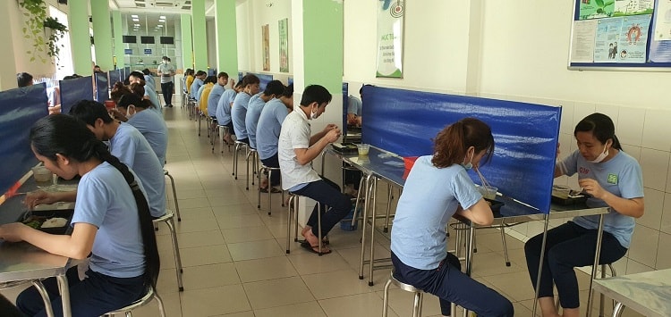 Nhà máy chia ca, giãn cách trong các quy trình sản xuất đến nhà ăn tập thể