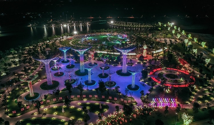Khuôn viên sinh thái và thông minh của Vinhomes Grand Park mang tới cho cư dân cao tầng một cuộc sống nghỉ dưỡng hiện đại bậc nhất Việt Nam ngay trong lòng đô thị