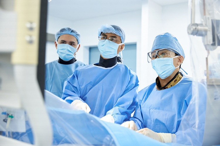 Bác sĩ Hồ Minh Tuấn và êkip đang thực hiện thủ thuật tại Phòng Can Thiệp Tim Mạch (Cardiac Cathlab)