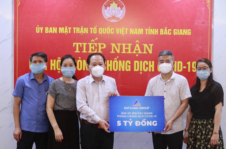 [Caption]Đại diện Tập đoàn Đất Xanh ủng hộ 5 tỷ đồng cho Uỷ ban Mặt trận Tổ quốc Việt Nam tỉnh Bắc Giang