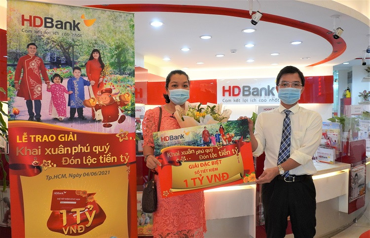 Ông Lê Ngọc Anh – Giám đốc HDBank Duy Tân trao Sổ tiết kiệm 01 tỷ đồng cho khách hàng Phạm Thị Bảo Khanh