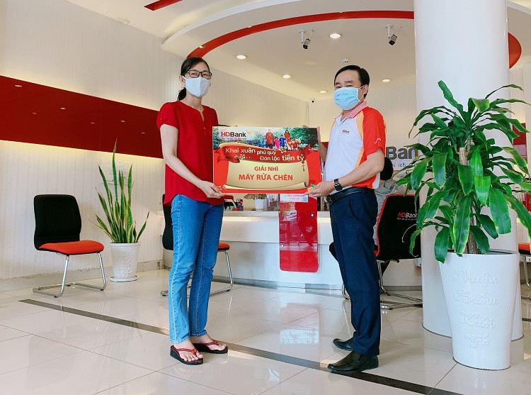 Đại diện HDBank Sóc Trăng chúc mừng khách hàng Trần Thị Hoàng Lan trúng giải Nhì