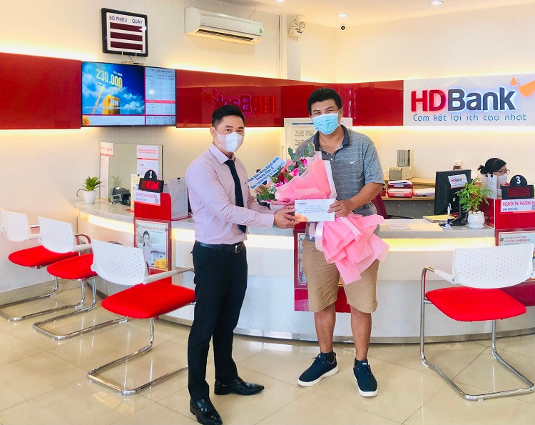 Khách hàng Trương Nhật Trung chia sẻ niềm vui trúng giải Ba với đại diện HDBank Tân Hiệp