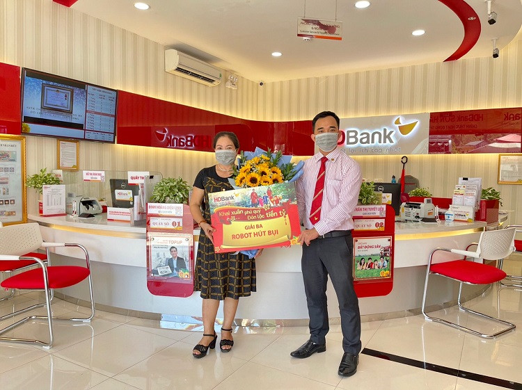 Đại diện HDBank Sơn Hà chúc mừng khách hàng Nguyễn Thị Ngọc trúng giải Ba