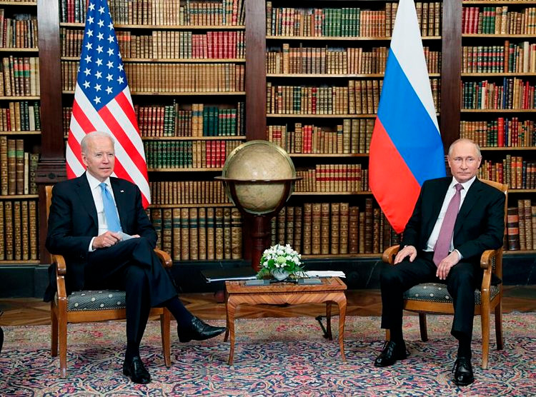 Tổng thống Mỹ Biden (trái) và Tổng thống Nga Putin họp tại thư viện của biệt thự Villa La Grange ngày 16/6. Ảnh: AFP.