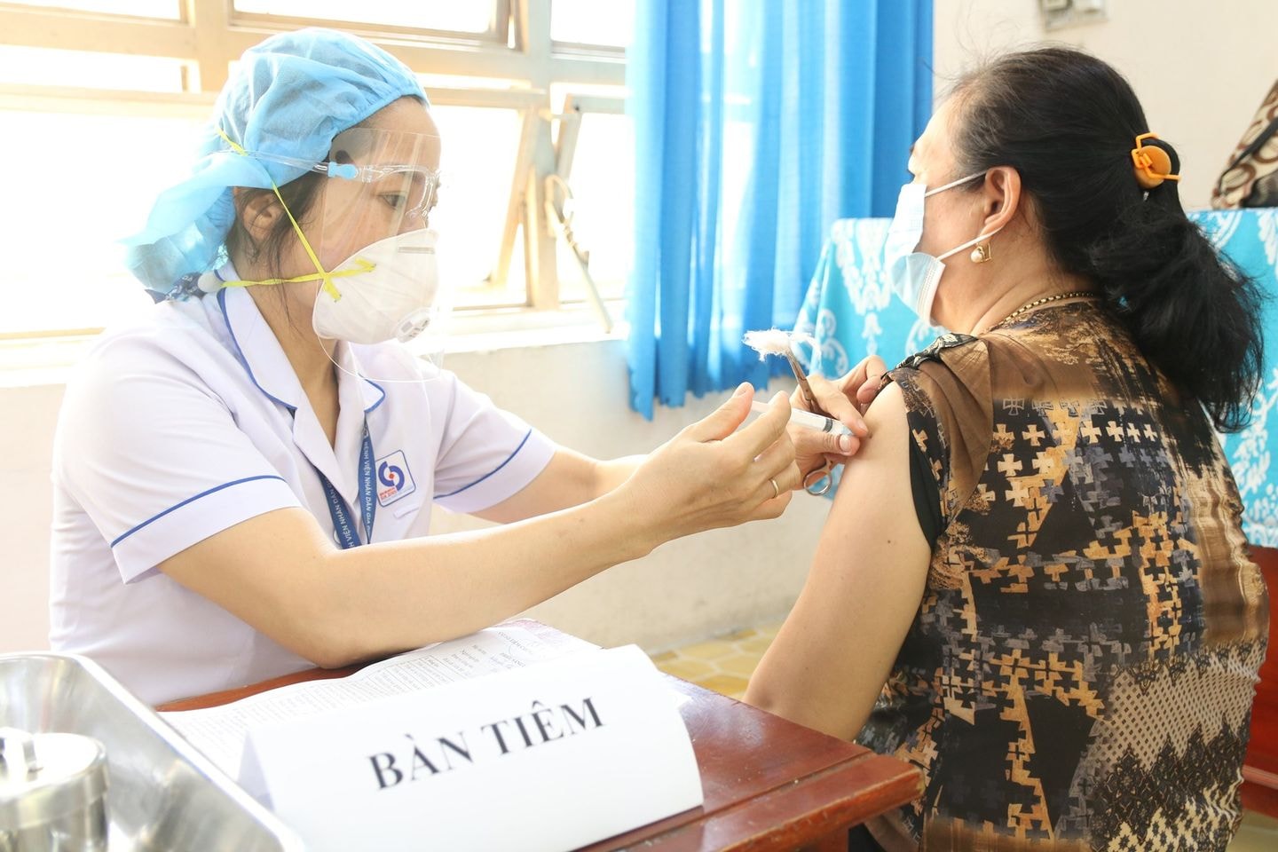 Bộ Y tế yêu cầu TP.HCM và 9 địa phương đẩy nhanh tốc độ tiêm ngừa