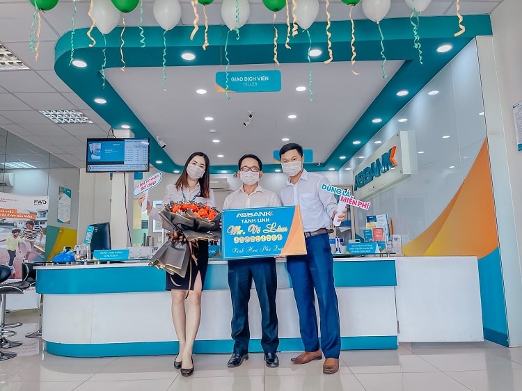 Khach-hang-mo-TK-so-dep-tai-AB-4962-5839