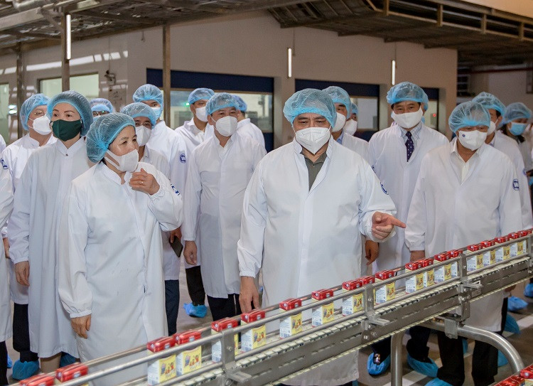 Thủ tướng Chính phủ và đoàn công tác tham quan quy trình sản xuất tự động, hiện đại của nhà máy sữa Việt Nam