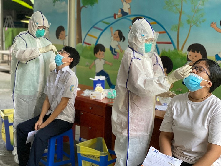 Học sinh lấy mẫu xét nghiệm sàng lọc Covid-19 tại điểm trường TH Nguyễn Trung Trực, thành phố Thủ Đức
