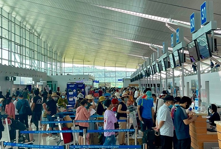 Đề nghị tạm dừng các chuyến bay chở khách TP.HCM - Phú Quốc