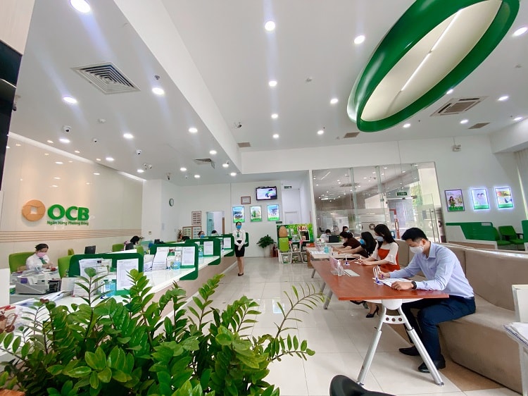 Mỗi chi nhánh OCB đều nâng cao ý thức phòng, chống Covid-19 khi giao dịch nhằm đảm bảo an toàn cho khách hàng. Ảnh: OCB