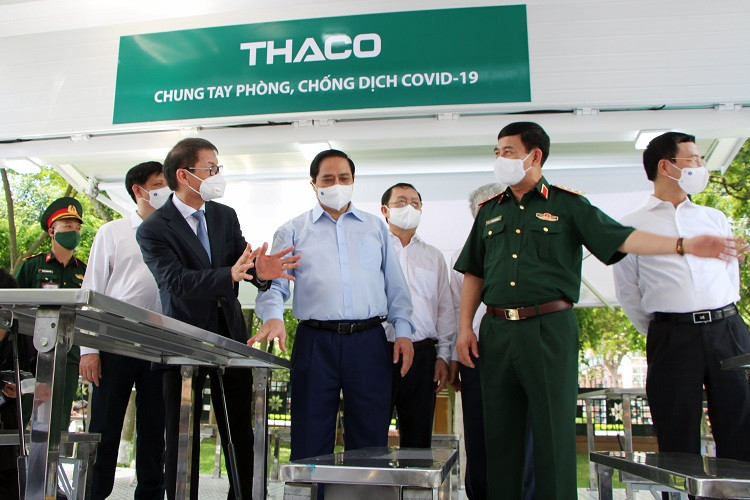Ông Trần Bá Dương giới thiệu xe chuyên dụng phục vụ tiêm chủng với Thủ tướng Chính phủ Phạm Minh Chính