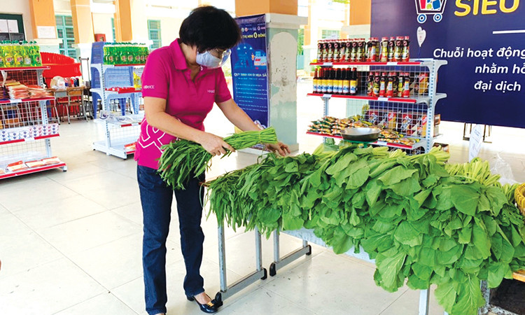 Bà Cao Thị Ngọc Dung kiểm tra thực phẩm tại siêu thị 0 đồng