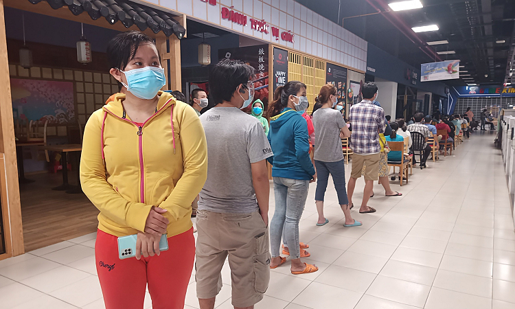 Người dân TP.HCM chờ đến lượt vào mua hàng tại một siêu thị (Ảnh: TNO)