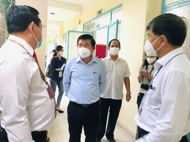 [Caption] Chủ tịch Nguyễn Thành Phong đi kiểm tra công tác phòng dịch ở một khu cách ly