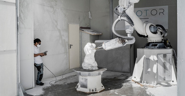 Robot điêu khắc trên đá cẩm thạch ở Ý