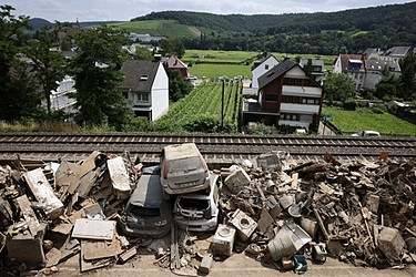 Các mảnh vỡ, đổ nát được tập trung tại một địa điểm ở Ahrweiler, dọc sông Ahr, bang Rhineland-Palatinate, Đức, ngày 22/7. Ảnh: Reuters.