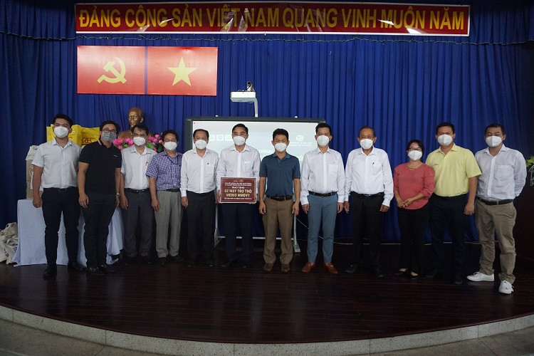 Câu lạc bộ Bất động sản Việt Nam và Câu lạc bộ Bất động sản TP.HCM tặng máy thở