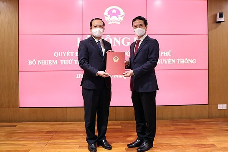Bộ trưởng Bộ TT-TT Nguyễn Mạnh Hùng trao quyết định của Thủ tướng Chính phủ cho tân Thứ trưởng Phạm Đức Long. Ảnh: MIC