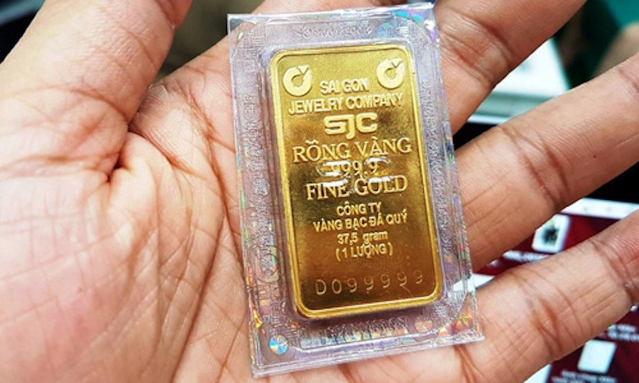 Đầu tuần, giá vàng thế giới tiếp tục lao dốc, giá vàng trong nước giảm nhẹ