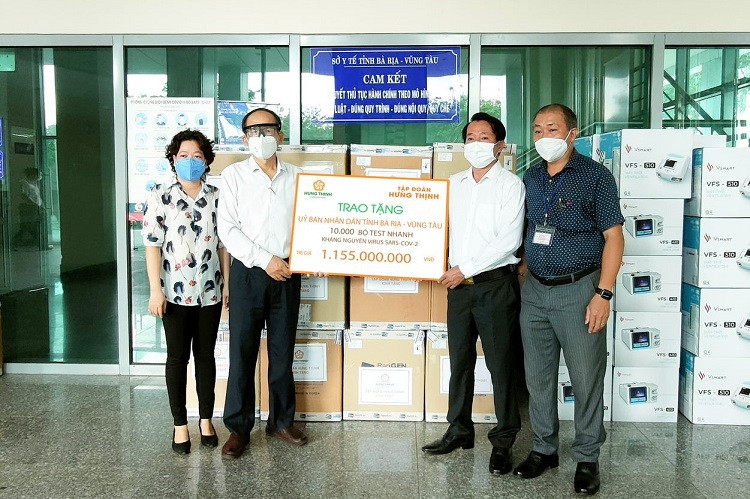 Đại diện Tập đoàn Hưng Thịnh trao tặng 10.000 bộ kit xét nghiệm nhanh SARS-CoV-2 cho Sở Y tế tỉnh Bà Rịa - Vũng Tàu
