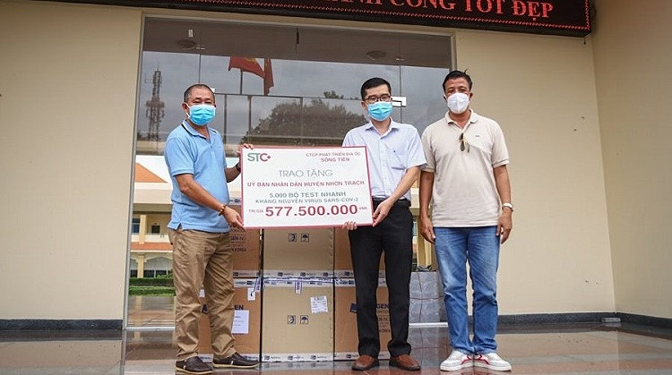 5.000 bộ kit xét nghiệm nhanh SARS-CoV-2 đã được trao tận tay cho đại diện UBND huyện Nhơn Trạch, tỉnh Đồng Nai