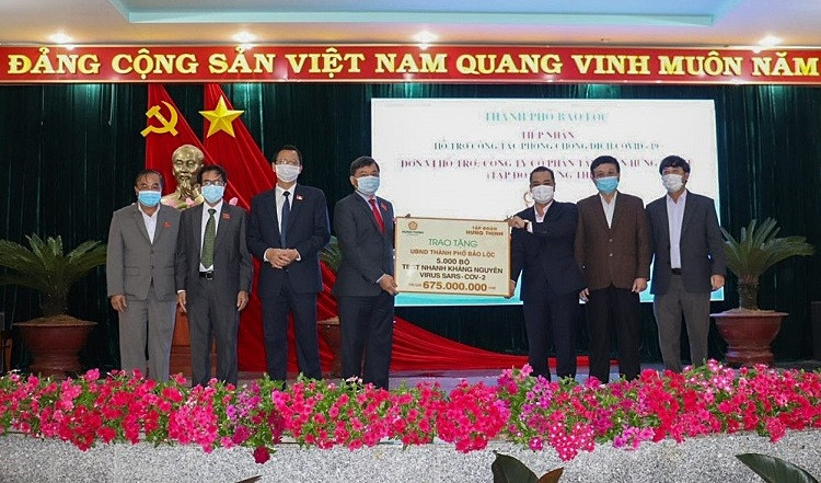 Ông Lê Hồng Việt trao tặng 5.000 bộ kit xét nghiệm nhanh SARS-CoV-2 cho ông Nguyễn Văn Triệu - Chủ tịch HĐND TP.Bảo Lộc (thứ 4 từ trái qua) và ông Đoàn Kim Đình - Chủ tịch UBND TP.Bảo Lộc (thứ 3 từ trái qua)