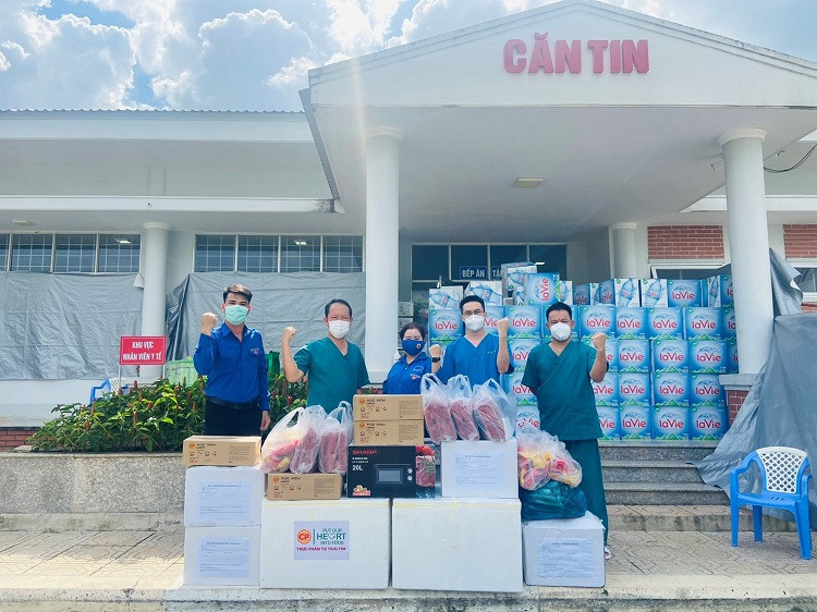 Các thực phẩm và thiết bị được trao đến các bệnh viện tại Đồng Nai