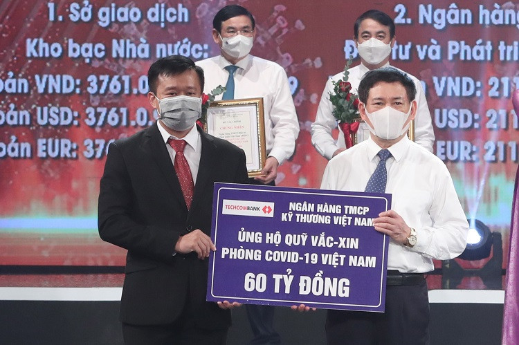 Ông Phạm Quang Thắng trao tặng Quỹ Vaccine 60 tỷ đồng