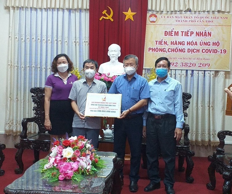Hội Doanh nhân trẻ Việt Nam trao tặng máy thở cho tuyến đầu chống dịch