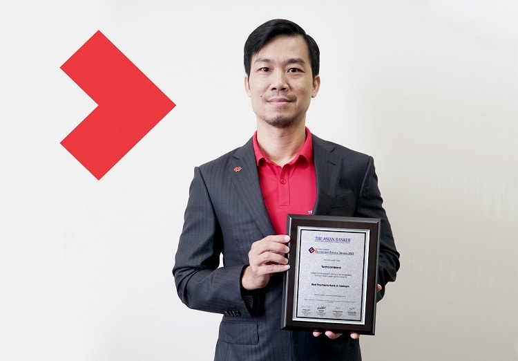 Ông Phan Thanh Sơn - Phó tổng giám đốc, Giám đốc Khối Ngân hàng giao dịch toàn cầu Techcombank nhận giải thưởng