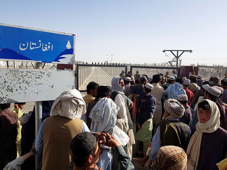 Mọi người tụ tập khi họ chờ đợi để đi qua điểm qua Cổng Hữu nghị ở thị trấn biên giới Pakistan-Afghanistan của Chaman, Pakistan Ngày 12 tháng 8 năm 2021. REUTERS / Abdul Khaliq Achakzai