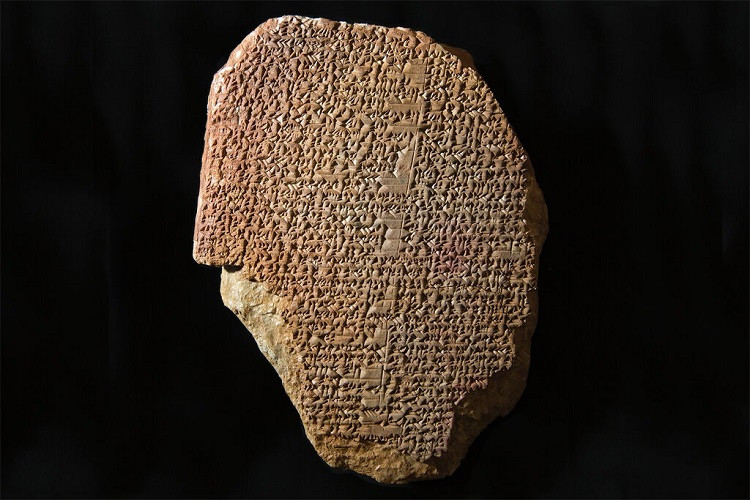 Mảnh vỡ của một phiến đất sét khoảng 3.500 tuổi, có khắc một phần của một sử thi. Đây là một trong số 17.000 cổ vật được trao trả cho Iraq lần này