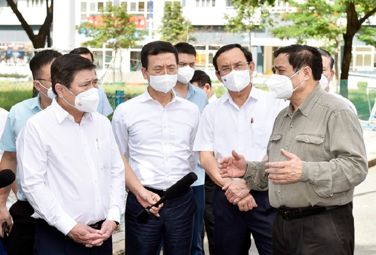 [Caption]Thủ tướng Phạm Minh Chính (bìa phải) làm việc tại TP HCM sáng 26-6 Ảnh: VGP/Nhật Bắc