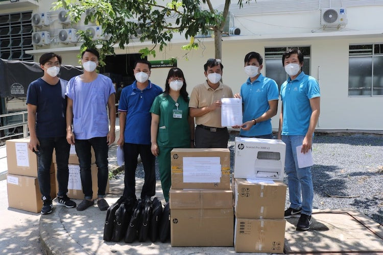 Cán bộ nhân viên CMC TSSG và những người bạn tặng máy tính, máy in và máy quét cho Trung tâm Hồi sức Tích cực Covid-19 - Bệnh viện dã chiến 16 thuộc Bệnh viện Bạch Mai tại TP HCM.