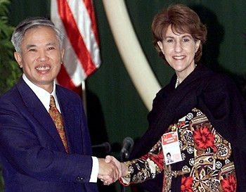 Bộ trưởng Thương mại Vũ Khoan tiếp Đại diện Thương mại Mỹ Charlene Barshefsky tại Hà Nội tháng 11/2000 để bàn thảo về Hiệp định song phương. Ảnh: AFP.