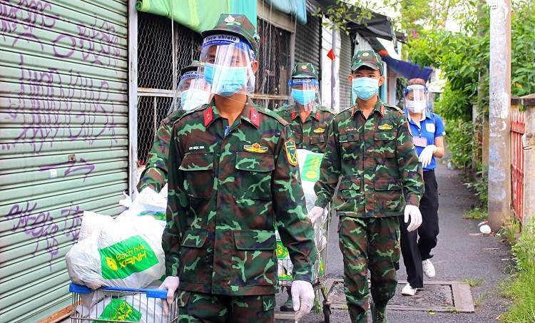 [Caption] Những ngày qua lực lượng quân đội cùng với các lực lượng chính quyền phường xã...tích cực đi chợ hộ giúp dân