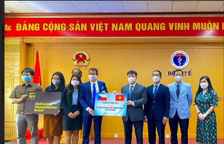 Cộng hòa Séc trao tặng hơn 250.000 liều vaccine Covid-19 AstraZeneca và Moderna cho Việt Nam