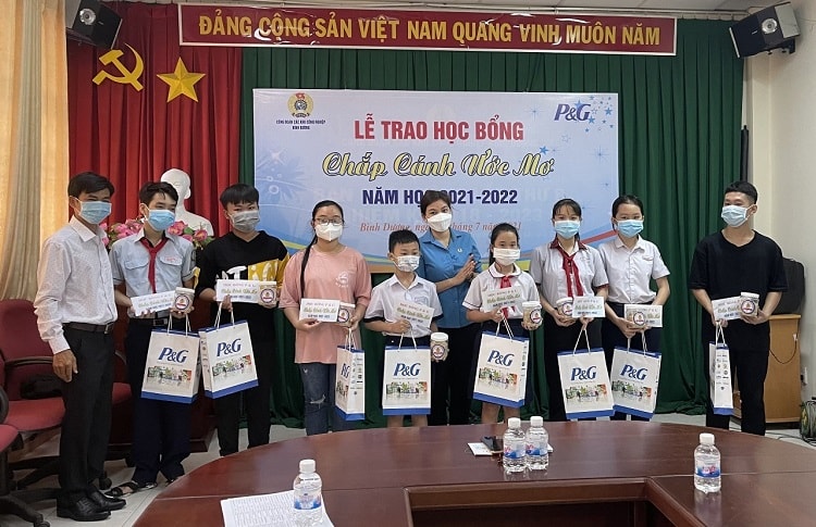 Năm nay, do điều kiện khách quan của dịch bệnh, các phần học bổng của chương trình được chia thành nhiều đợt trao về các địa bàn